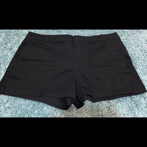 Short black pant